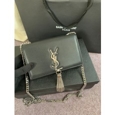 세인트롤랜드 가죽 소재의 클래식 케이트 모노그램 생 로랑 태슬 체인 지갑