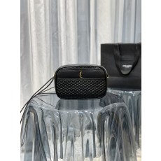 세인트롤랜드 퀼트 처리한 램스킨 소재의 VICTOIRE 카메라 백