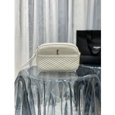 세인트롤랜드 퀼트 처리한 램스킨 소재의 VICTOIRE 카메라 백