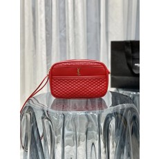 세인트롤랜드 퀼트 처리한 램스킨 소재의 VICTOIRE 카메라 백