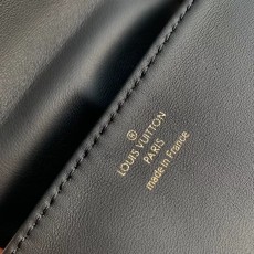 루이비통 BELTBAG COUSSIN M81125