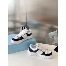 프라다 남여공용 스니커즈